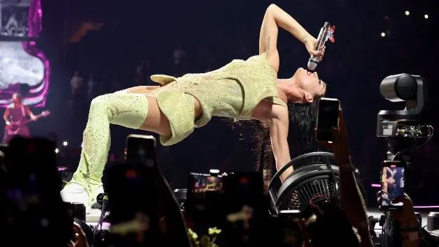 getty_katyperrylyingdown_081325213760