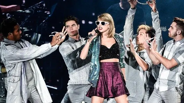 getty_taylorswiftonstagedancing1989_082125_0844259