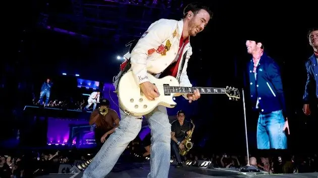 getty_kevinjonas_082525898432