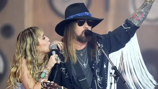 getty_miley20and20billy20ray20cyrus_082625665378