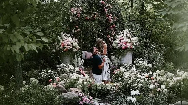 m_taylortravisengagement_082625755440