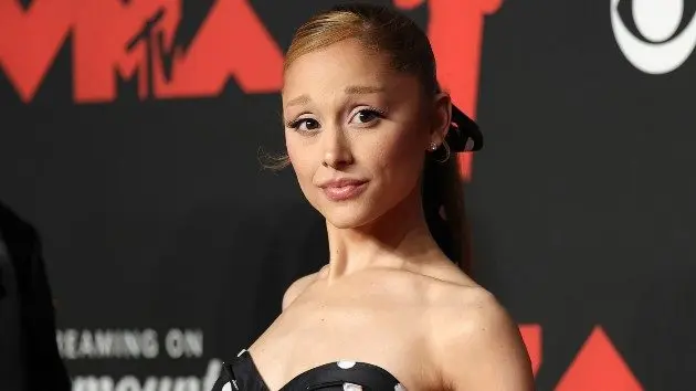 getty_arianagrandevmas_091525844070