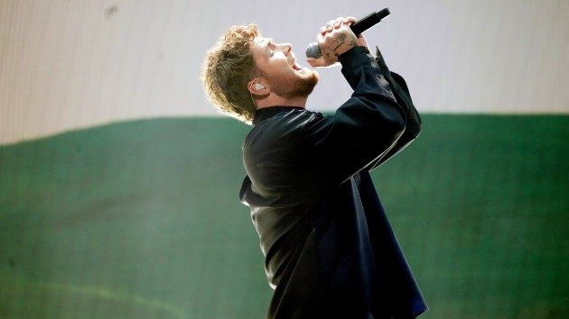 getty_alexwarrensinging_092225295935