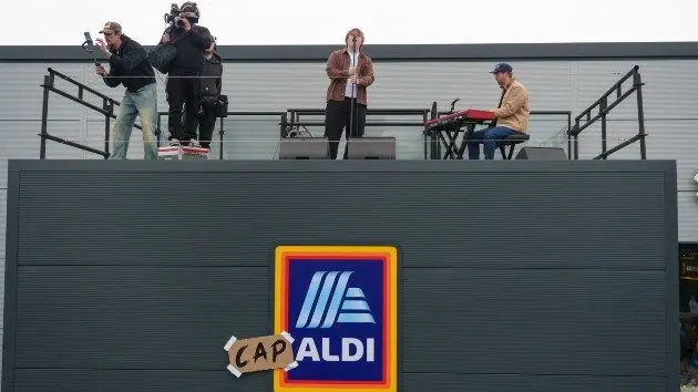getty_lewiscapaldisingingonaldi_09262565917