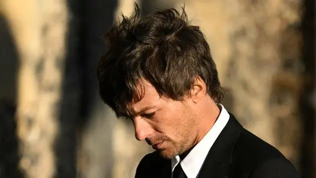 getty_louis20tomlinson20at20funeral_100725254688