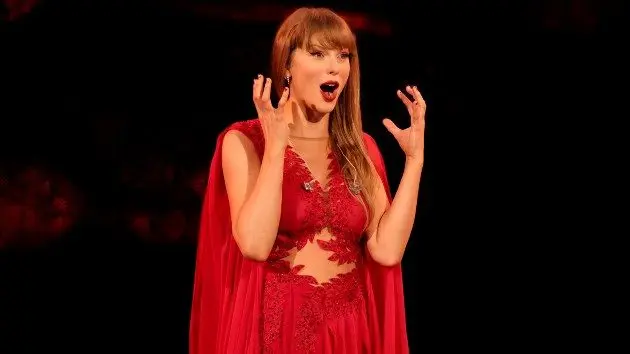 getty_taylorswiftlookingdelighted_102125183505
