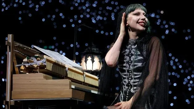 getty_ladygagaonstagepiano_111225427412