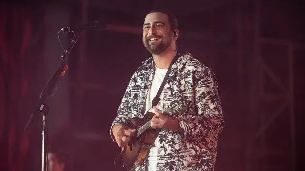 getty_noahkahanonstagewithuke_112125784096