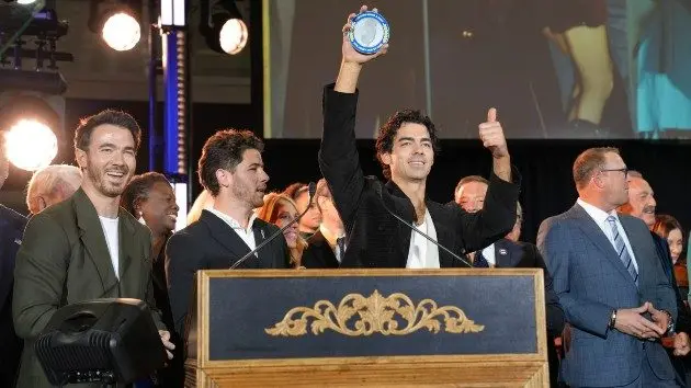 m_jonasbrothershof_112425463324