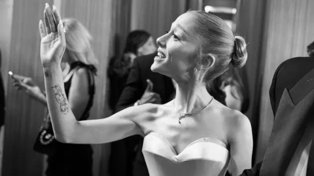 m_arianagrandeblackwhiteoscars_120625710039