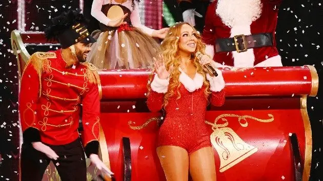 getty_mariahcareyxmaslasvegas_121025663677
