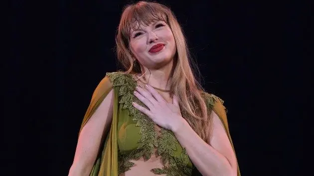 getty_taylorswifthandtochest_121225136893