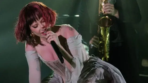 m_ladygagasingingonkimmel_011425719382