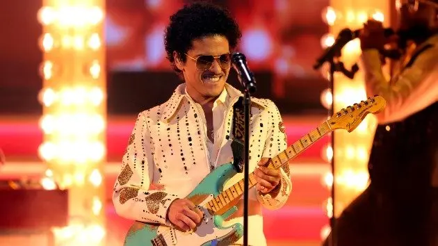 getty_brunomarsguitargrammys_121225978406