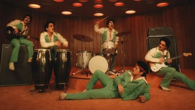 m_brunomarsijustmightvideostill_010926455724