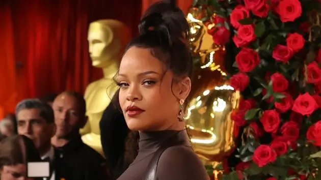 m_rihanna20oscars20carpet_12052342355