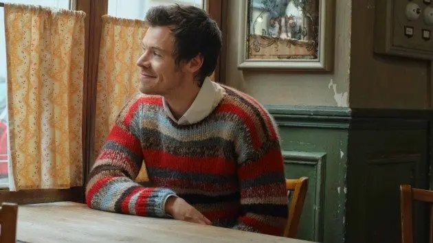 m_harrystylessmilingzaneloweshow_030426991990