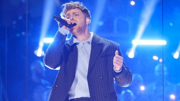 m_alexwarrensingsatgrammys_stewart20cook20cbs_020226406556