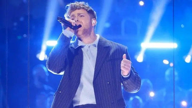 m_alexwarrensingsatgrammys_stewart20cook20cbs_020226406556