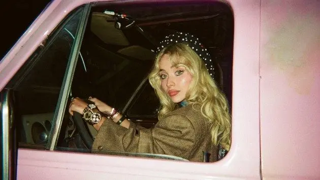 m_sabrinacarpenterhousetourstill_alfredoflores_040626957628