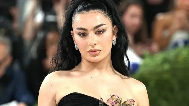 getty_charlixcxmetgalafront_06012026955280