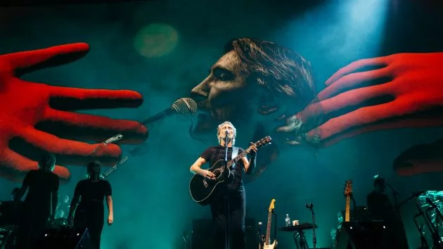 m_rogerwaters630_onstagehands_060117