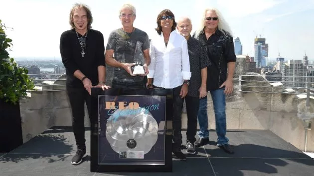 m_reospeedwagon630_diamondalbumceremony_082117