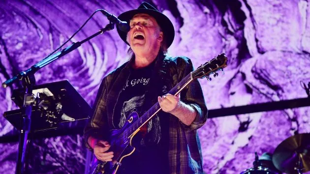 getty_neilyoung630_atfarmaid_092517