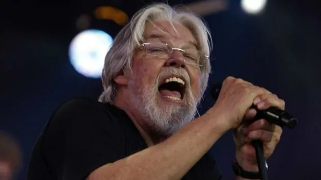 m_bobseger630_singingonkimmel_103014-2