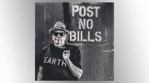 m_neilyoung630_bwearthtshirt_creditdarylhannah_061616-2