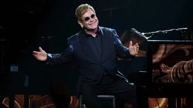 m_eltonjohn630_smilingatpiano_011717-3