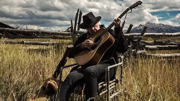 m_neilyoung630_stillfromparadox_020118-2
