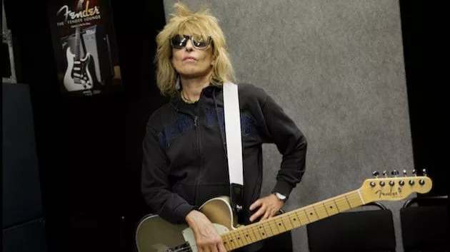 m_chrissiehynde630_withgoldguitar_032618
