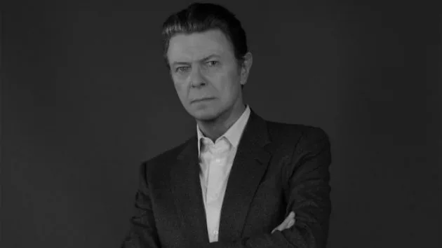 m_davidbowie630_bwstanding_100615-2