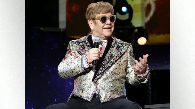 m_eltonjohnsittingwithmic_032818