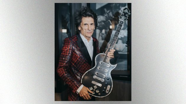 m_ronniewood630_withguitaratnashvillestonesexhibit_040518