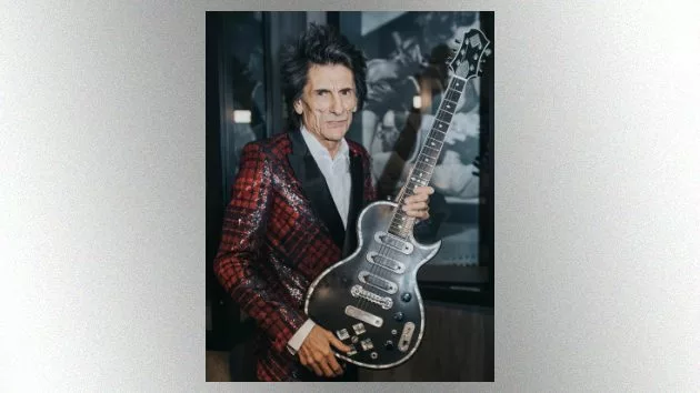 m_ronniewood630_withguitaratnashvillestonesexhibit_040518