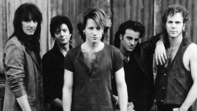 m_bonjovi630_rockhallpromopic_101017-4