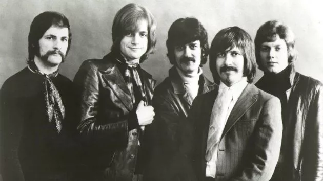 m_moodyblues630_rockhallpic_100717-3