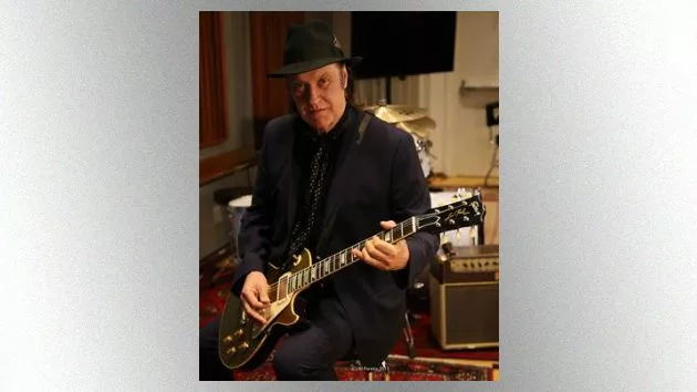 m_davedavies630_withguitar_031818-2