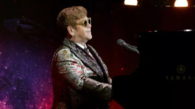 m_eltonjohnsidewaysatpiano_041918