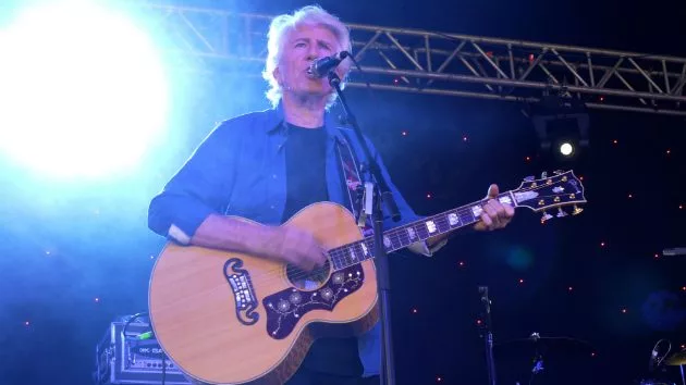 m_grahamnash630_withguitar_062718