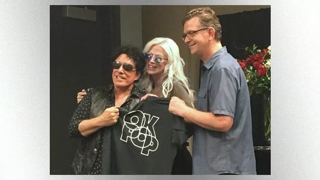 m_nealschonwife630_okpopevent_071718