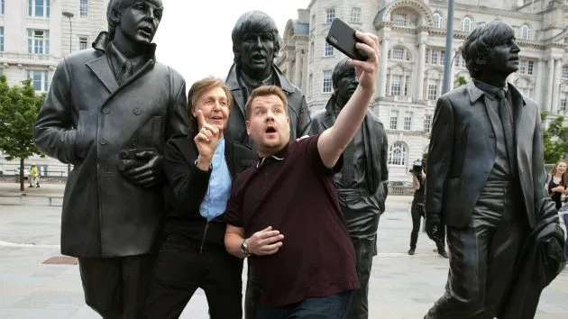 m_paulmccartneyjamescorden630_beatlesstatue_080718