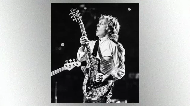 m_paulmccartney630_bwwithguitar_090518