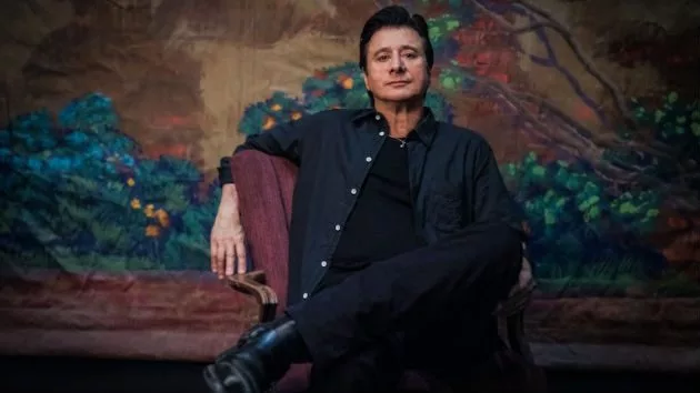 m_steveperrylegscrossed_100818