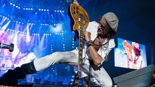 m_joeperry630_kneelingonstage_100918