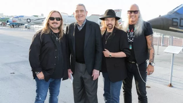 m_lynyrdskynyrddanrather630_creditnewsgutsaxstv_102218