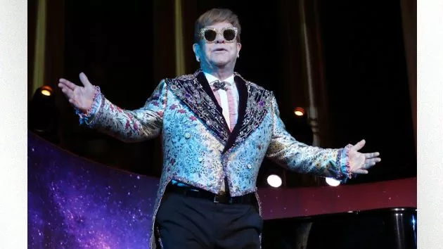 m_eltonjohnstanding_021018-2