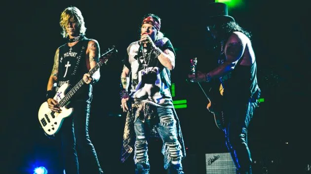 m_gunsnroses630_reunitedlineup_072117-3